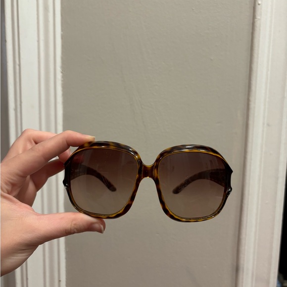 Oversized vintage Miu Miu tortoise sunglasses - Picture 3 of 6